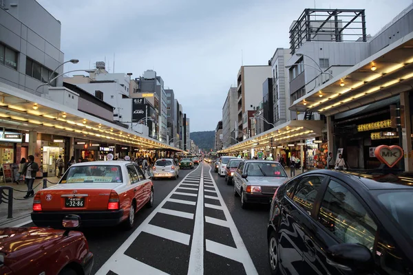 KYOTO, JAPÃO - 4 de junho de 2016: As pessoas caminham no centro da rua Kyot — Fotografia de Stock