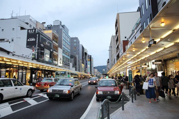 KYOTO, JAPON - 4 juin 2016 : Des gens marchent dans la rue Kyot au centre-ville — Photo