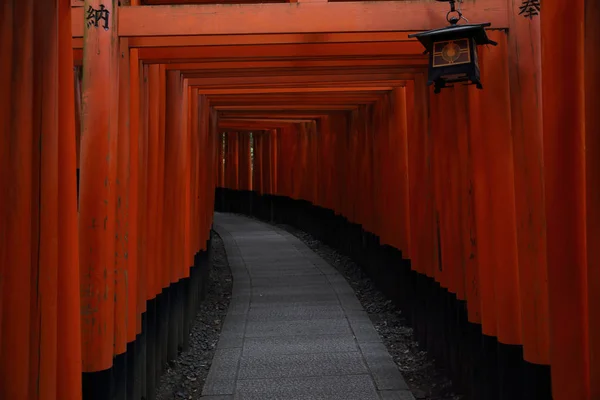 Rode Tori Gate op Fushimi Inari schrijn in Kyoto, Japan — Stockfoto