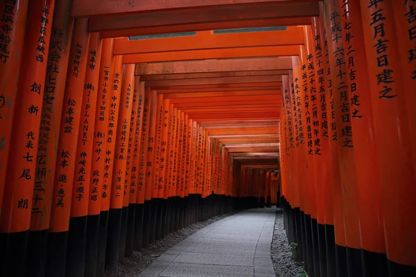 Röd Tori grinden vid Fushimi Inari Shrine i Kyoto, Japan — Stockfoto