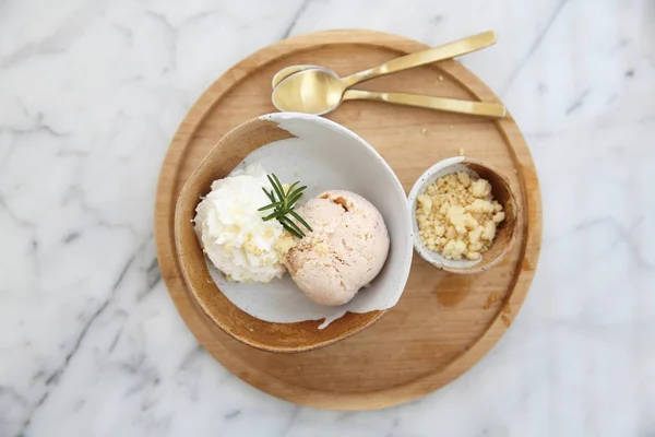 Gelato con crema su legno — Foto Stock