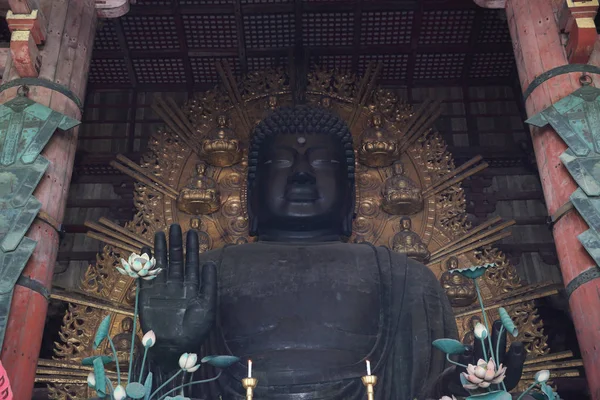 Daibutsu con Kokuzo Bosatsu nella grande sala Buddha a Todaiji — Foto Stock