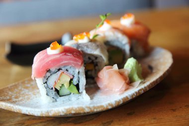 Mix maki sushi roll Japon yemekleri