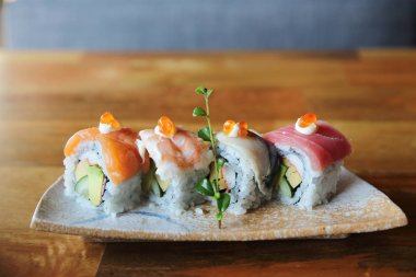 Mix maki sushi roll Japon yemekleri