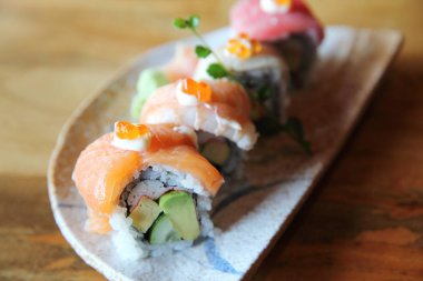 Mix maki sushi roll Japon yemekleri