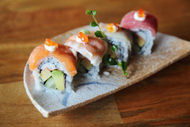 Mix maki sushi roll Japon yemekleri