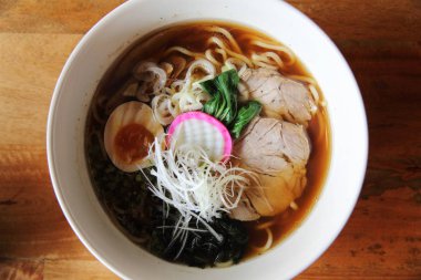 Ramen noodle Japon gıda ahşap arka plan üzerinde