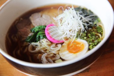 Ramen noodle Japon gıda ahşap arka plan üzerinde