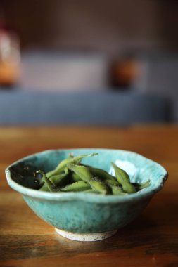 Ahşap zemin üzerine yeşil soya