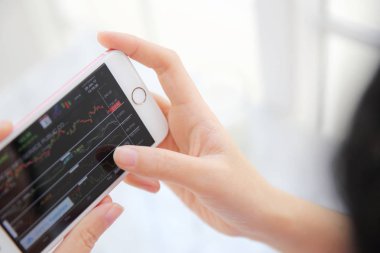 Akıllı iş kadın el ile online ticaret