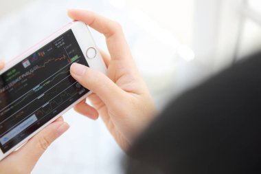 Akıllı iş kadın el ile online ticaret