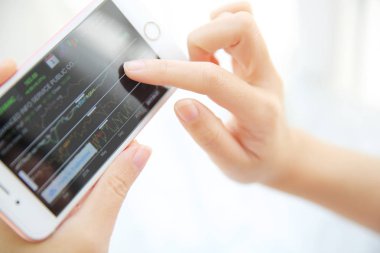 Akıllı iş kadın el ile online ticaret