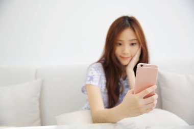 Genç güzel kadın fotoğraf selfie beyaz ses tonuyla