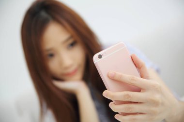 Genç güzel kadın fotoğraf selfie beyaz ses tonuyla