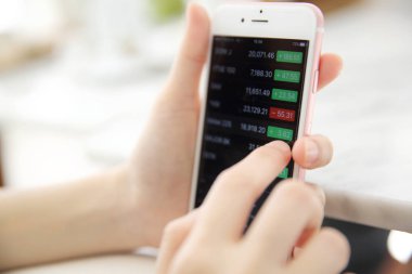 Akıllı iş kadın el ile online ticaret