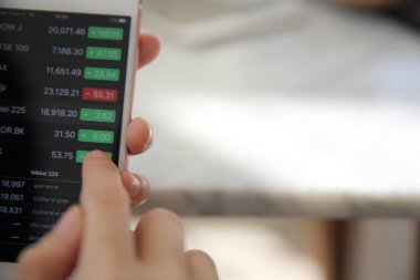 Akıllı iş kadın el ile online ticaret