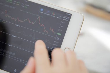 Online iş kadın el ile tablet ticaret yapma