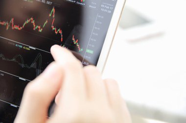 Online iş kadın el ile tablet ticaret yapma