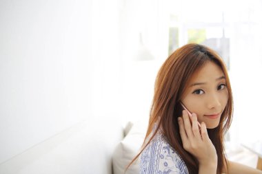 Asyalı genç kadın kahve telefon callephohe konuşurken arama