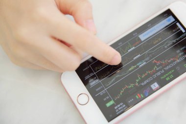 Akıllı iş kadın el ile online ticaret