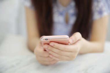 akıllı telefon ile bir Asyalı kadın