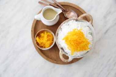 Süt ve Hindistan cevizi ile kesilmiş buz