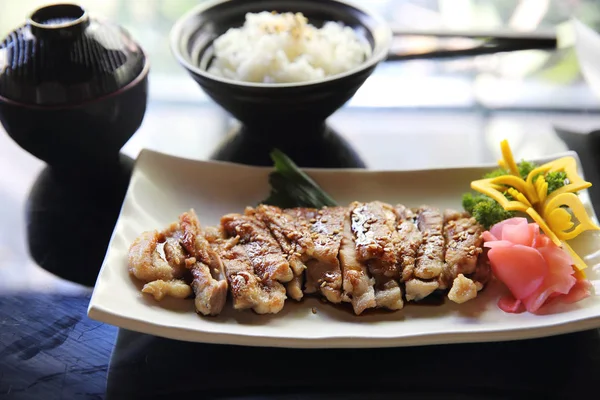 鸡红烧设置与米饭和汤日本料理 — 图库照片