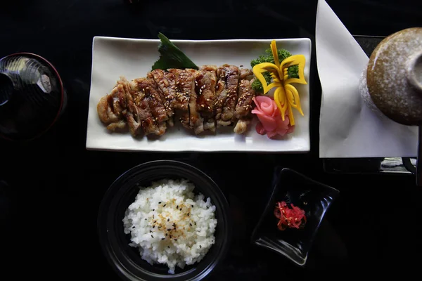 Pollo teriyaki conjunto con arroz y sopa comida japonesa —  Fotos de Stock