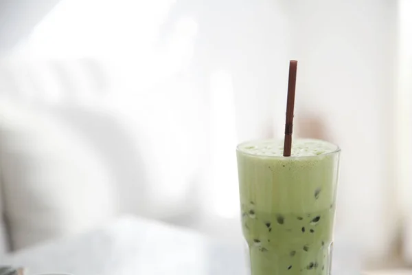 在白色的咖啡店冰的绿茶拿铁咖啡 — 图库照片