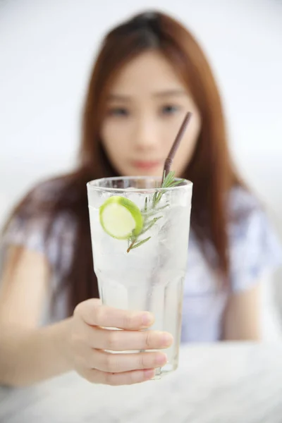 Kvinna som dricker limejuice i vit coffeeshop — Stockfoto