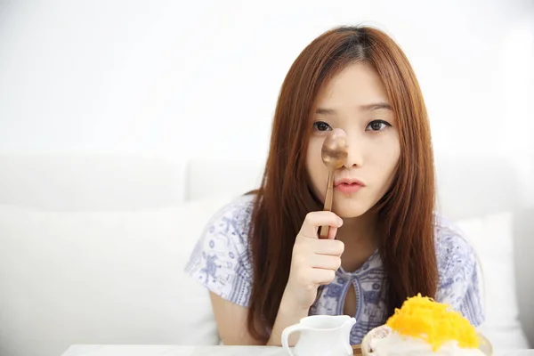 Asiática jovem mulher comendo gelo raspado com leite e coco — Fotografia de Stock