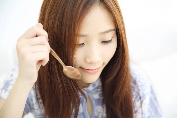 Asiática jovem mulher comendo gelo raspado com leite e coco — Fotografia de Stock