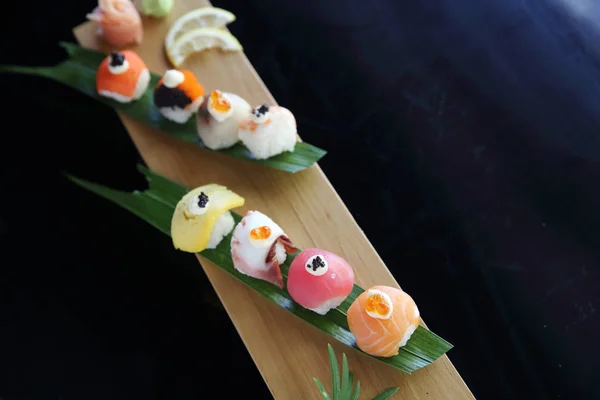 Mezclar sushi nigiri bola comida japonesa — Foto de Stock