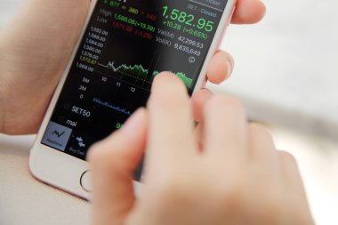 Akıllı iş kadın el ile online ticaret