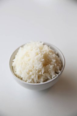 Beyaz arka planda izole kase pişmiş pirinç