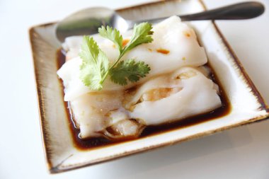 Çin böreği beyaz arka planda izole karides