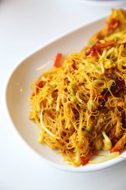 Kızarmış noodle ile karides ve köri