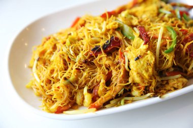 Kızarmış noodle ile karides ve köri