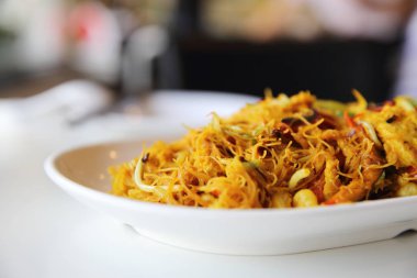 Kızarmış noodle ile karides ve köri