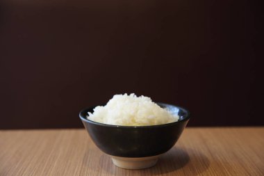 Ahşap arka planda izole kase pişmiş pirinç