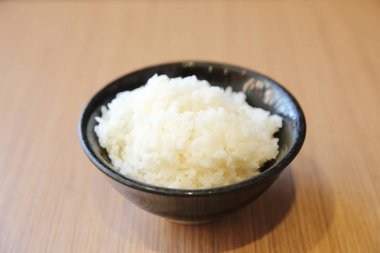 Ahşap arka planda izole kase pişmiş pirinç