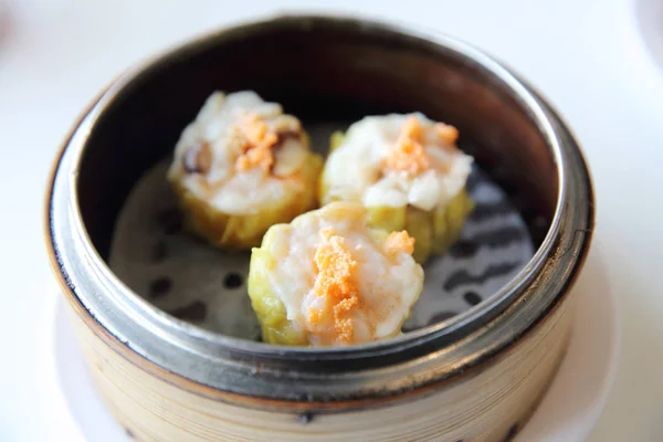 Chinês dim sum Bolinho de camarão, comida chinesa — Fotografia de Stock