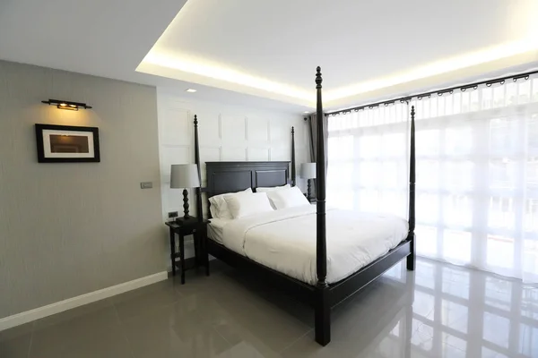 Wnętrze luxury podwójne łóżko sypialnia hotel — Zdjęcie stockowe