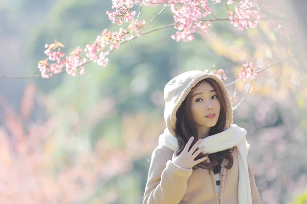 Bela jovem mulher com florescendo flores de cerejeira sakura flowe — Fotografia de Stock