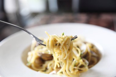 Spagetti Vongole, spagetti istiridye ve biber ile