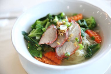 Şehriye ve kırmızı domuz eti ile dumpings