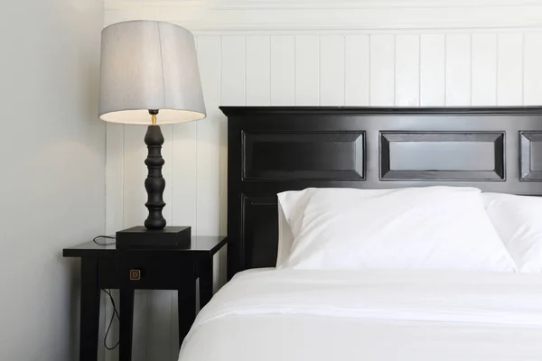 高級ダブルベッド ホテルの寝室のインテリア — ストック写真
