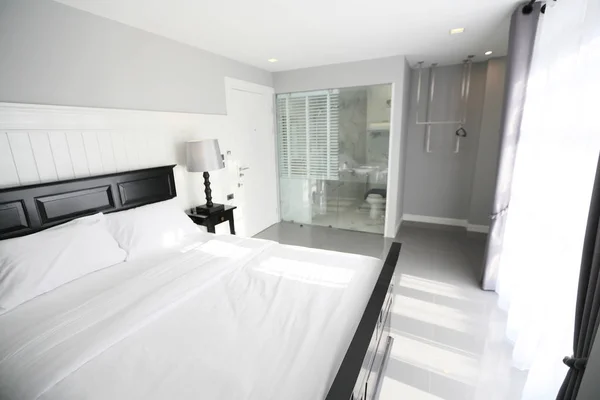 Интерьер роскошной спальни с двуспальной кроватью — стоковое фото