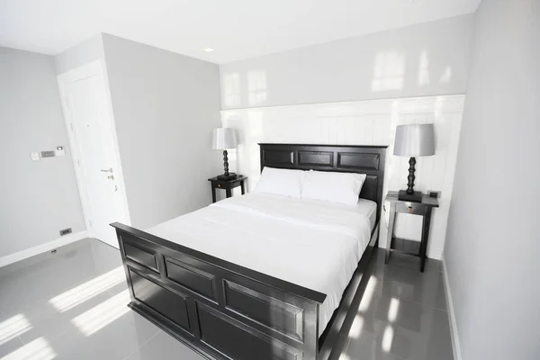 럭셔리 더블 침대 호텔 침실의 인테리어 — 스톡 사진