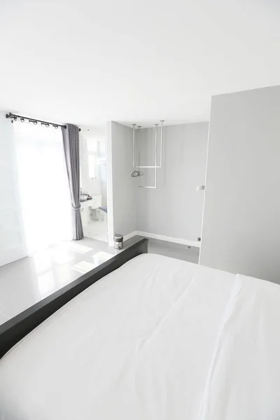Interior de un lujoso dormitorio de hotel con cama doble — Foto de Stock